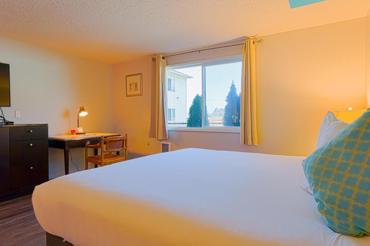 King Room with Spa Bath at Coast River Inn by OYO Seaside