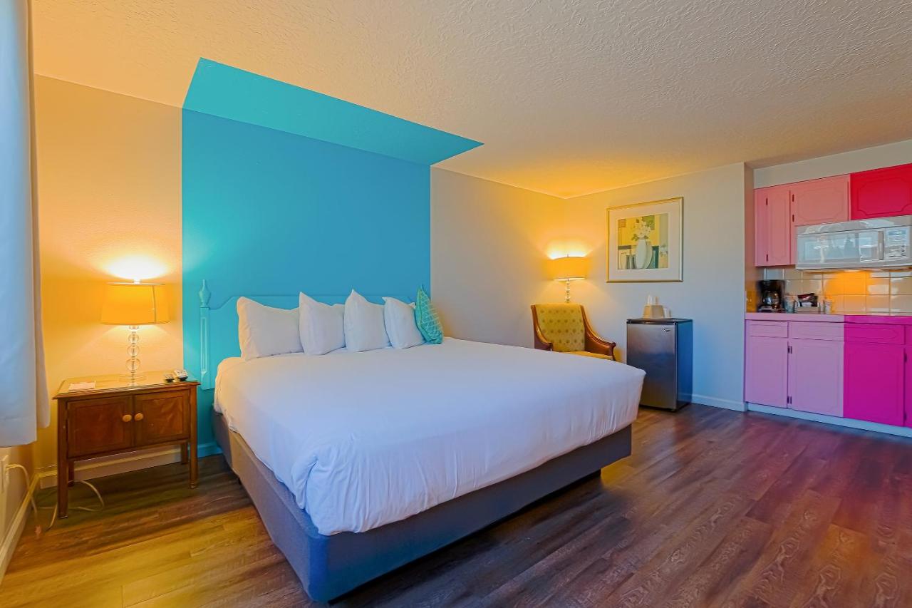 King Room with Spa Bath at Coast River Inn by OYO Seaside