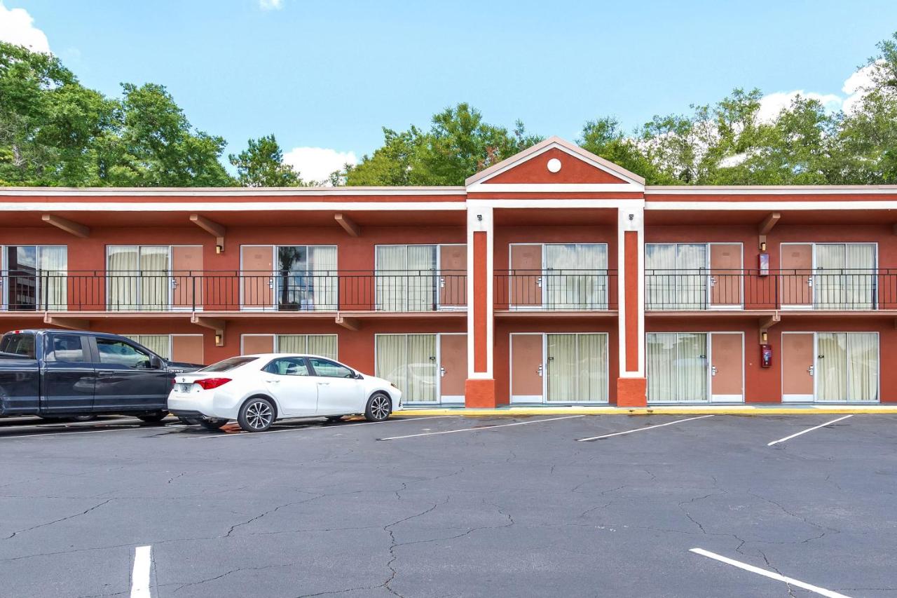 | OYO Hotel Mustang Silver Spring FL