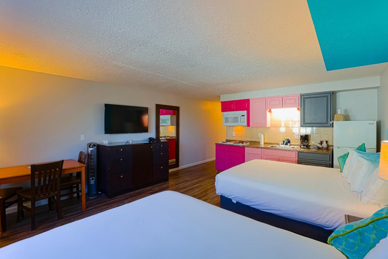 Premium 2 Queen Bed with Kitchenette at Coast River Inn by OYO Seaside