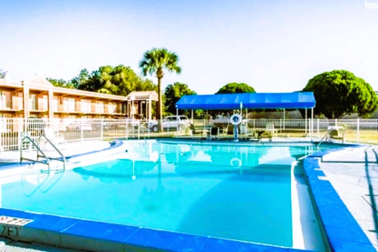 | OYO Hotel Mustang Silver Spring FL