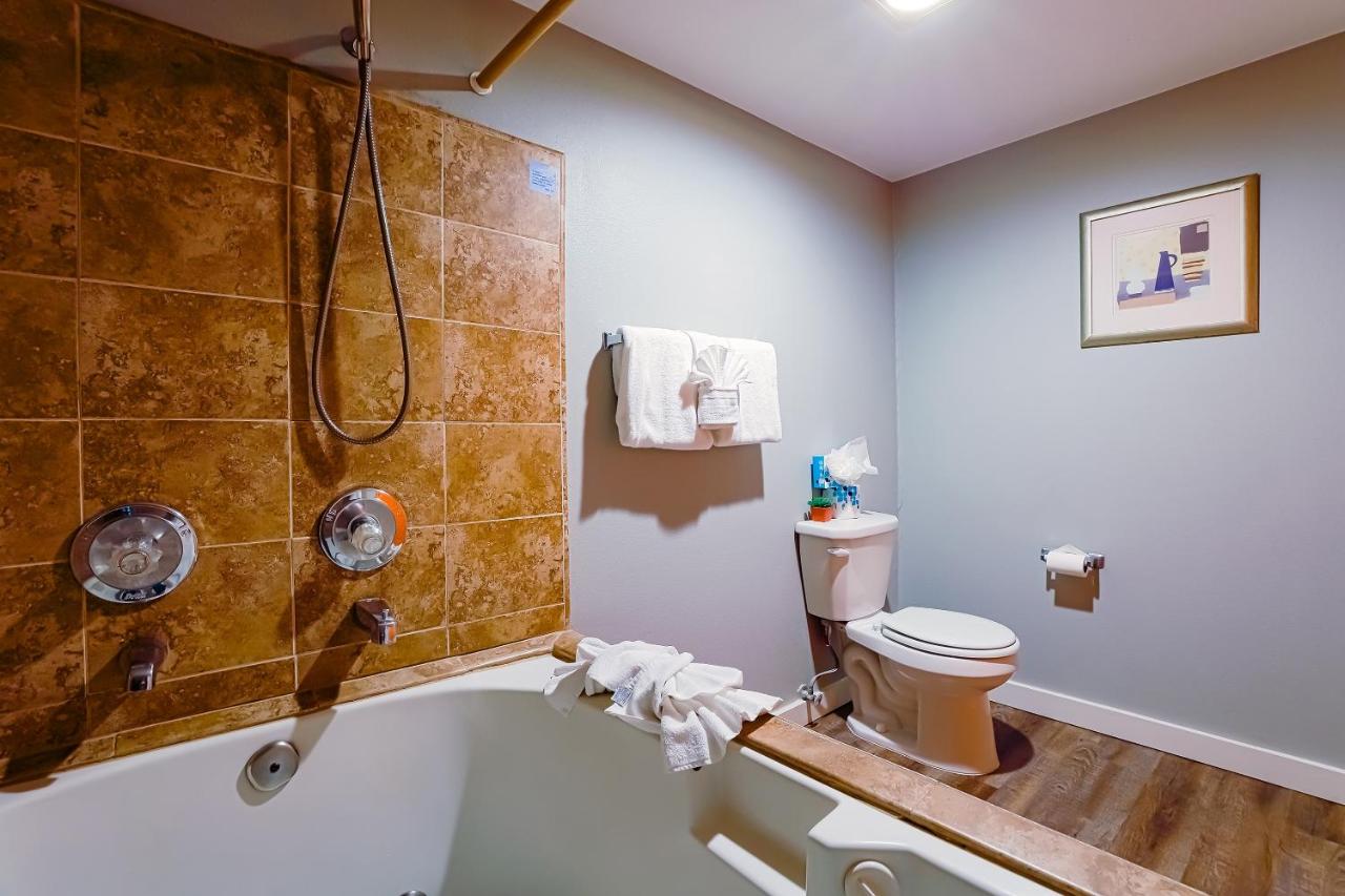 King Room with Spa Bath at Coast River Inn by OYO Seaside