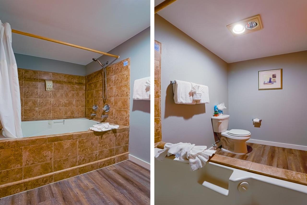 King Room with Spa Bath at Coast River Inn by OYO Seaside