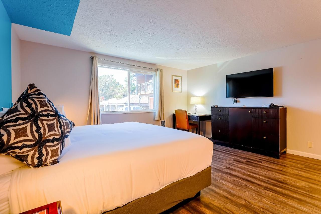Premium King Bed with Kitchenette at Coast River Inn by OYO Seaside