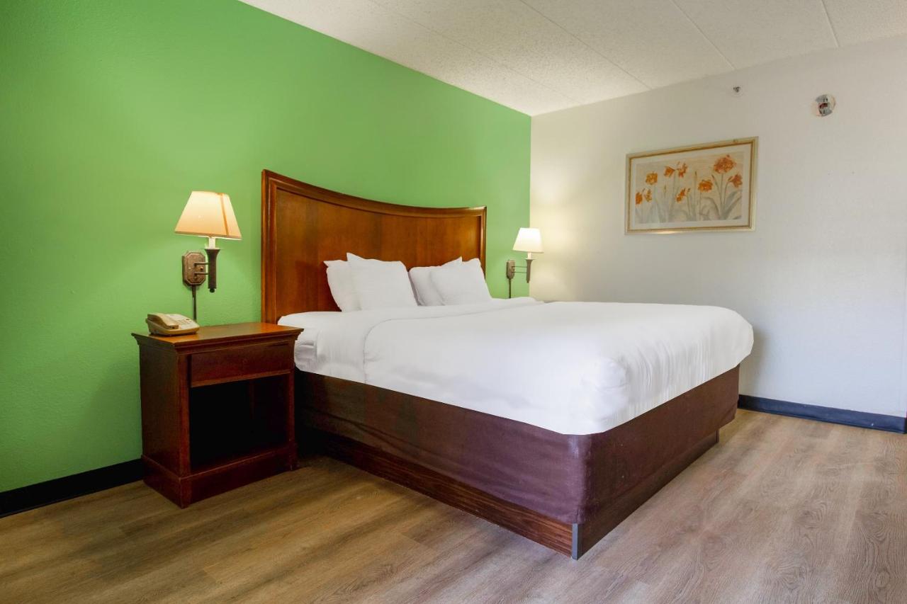 Deluxe King Bed with Pull Out at Tulsa Square Hotel Central, I-44 By OYO