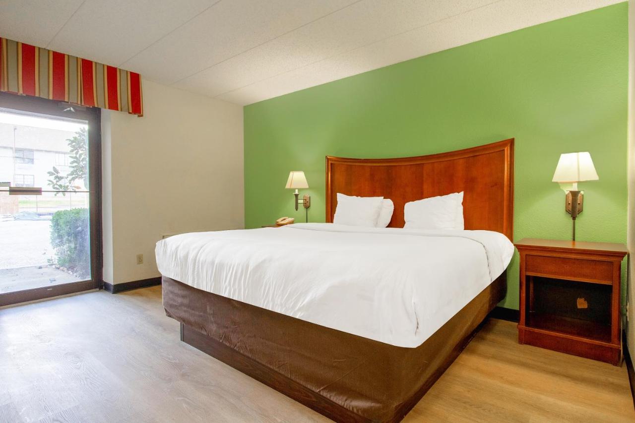 Deluxe King Bed with Pull Out at Tulsa Square Hotel Central, I-44 By OYO