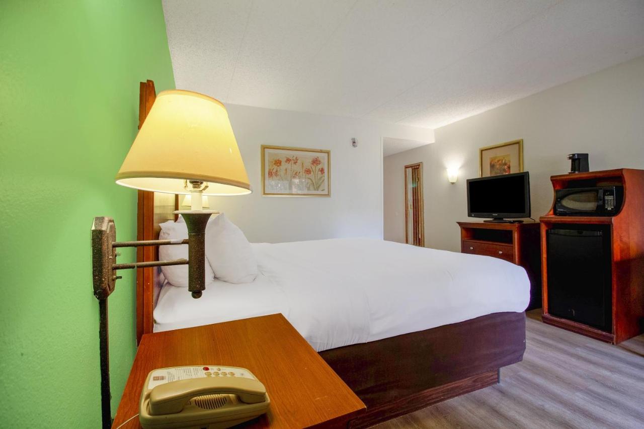 Deluxe King Bed with Pull Out at Tulsa Square Hotel Central, I-44 By OYO