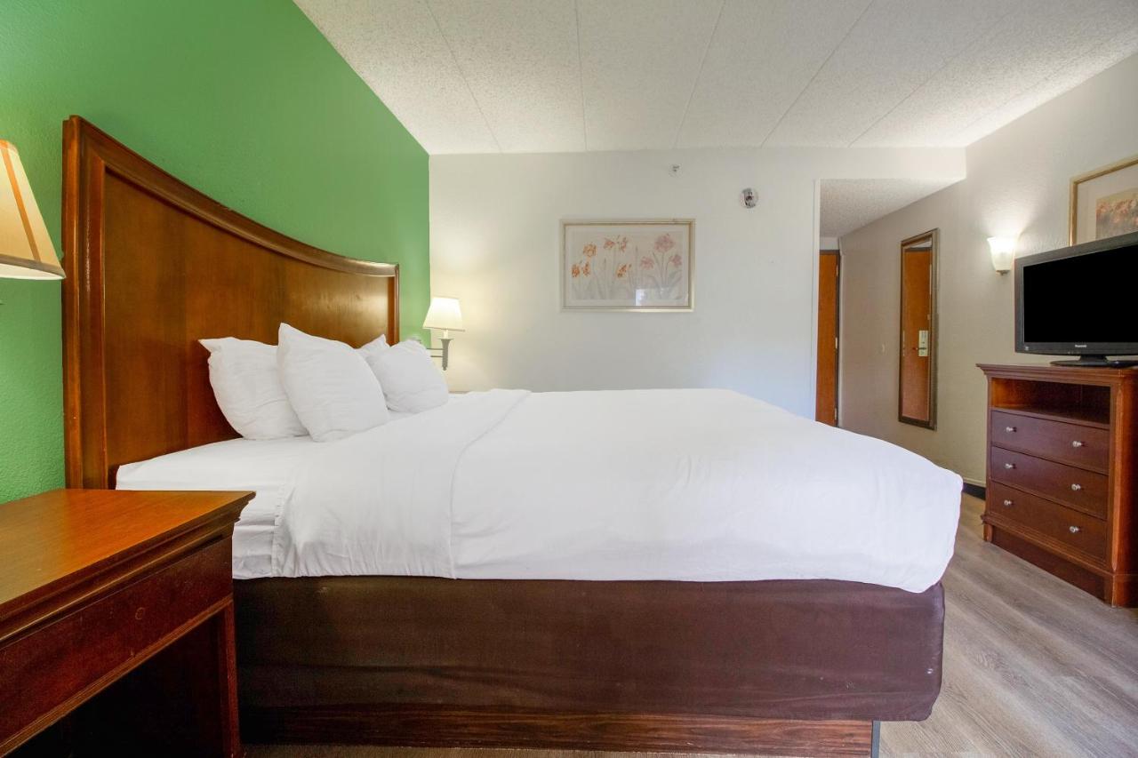 Deluxe King Bed with Pull Out at Tulsa Square Hotel Central, I-44 By OYO