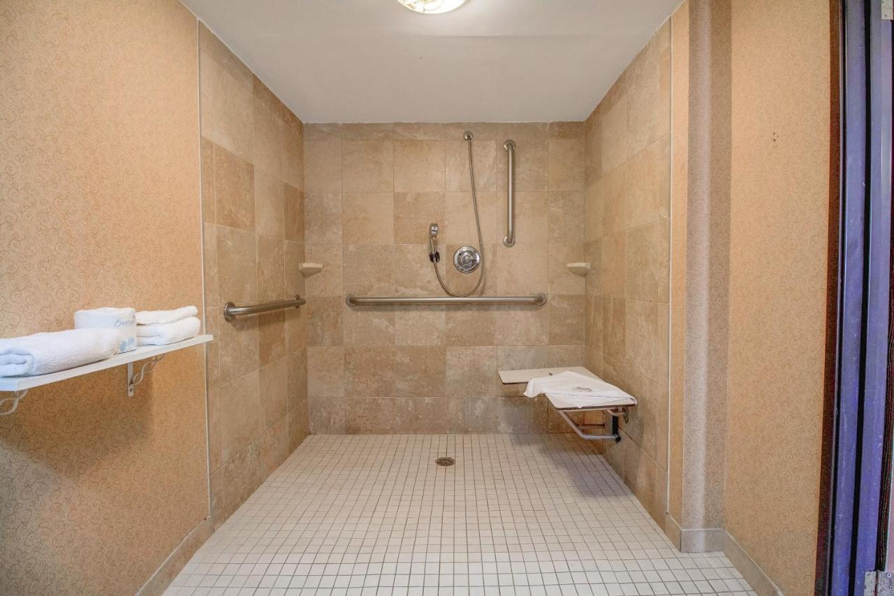 2 Full Bed Accessible at Tulsa Square Hotel Central, I-44 By OYO