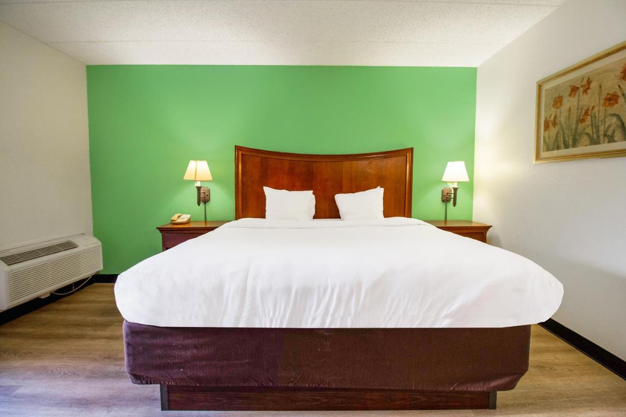 Deluxe King Bed with Pull Out at Tulsa Square Hotel Central, I-44 By OYO