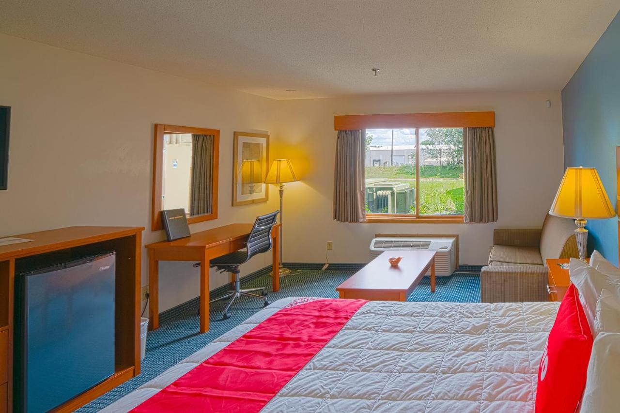 Deluxe Double Room with Extra Bed at OYO Hotel Redwood Falls near Jackpot Casino