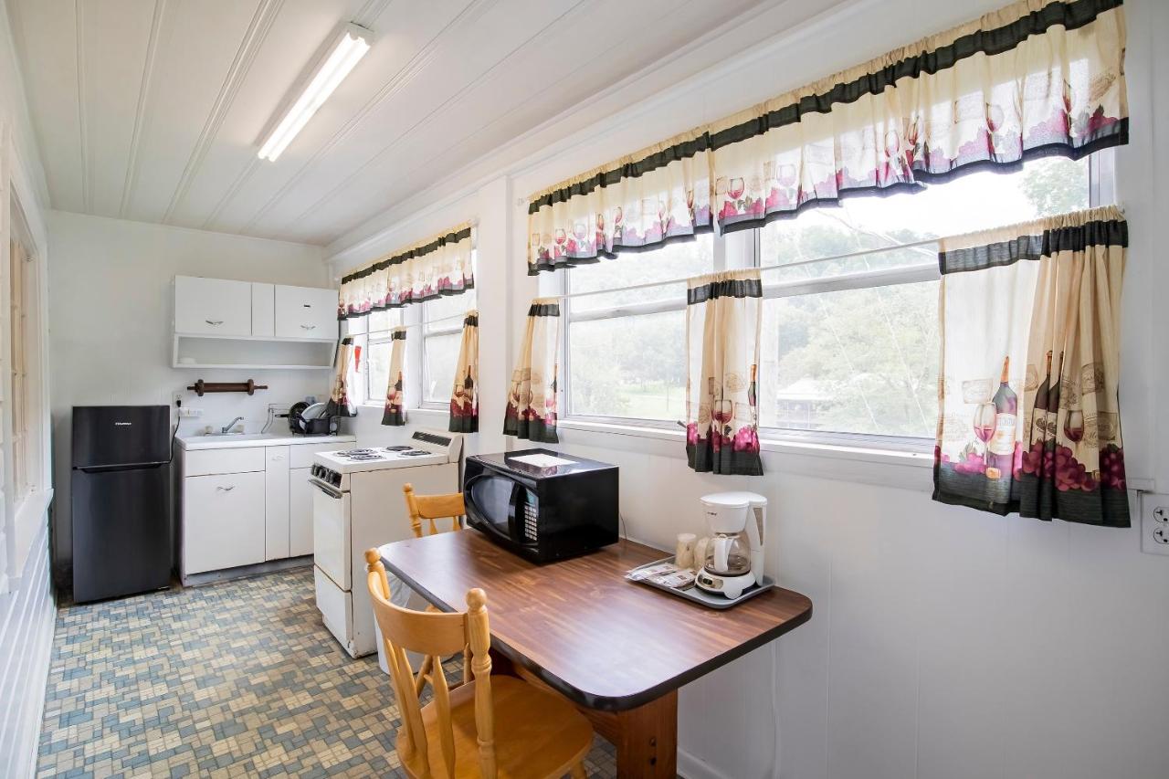 1 Queen and 1 Twin Room with Kitchenette at Lloyd's On The River Country Inn By OYO