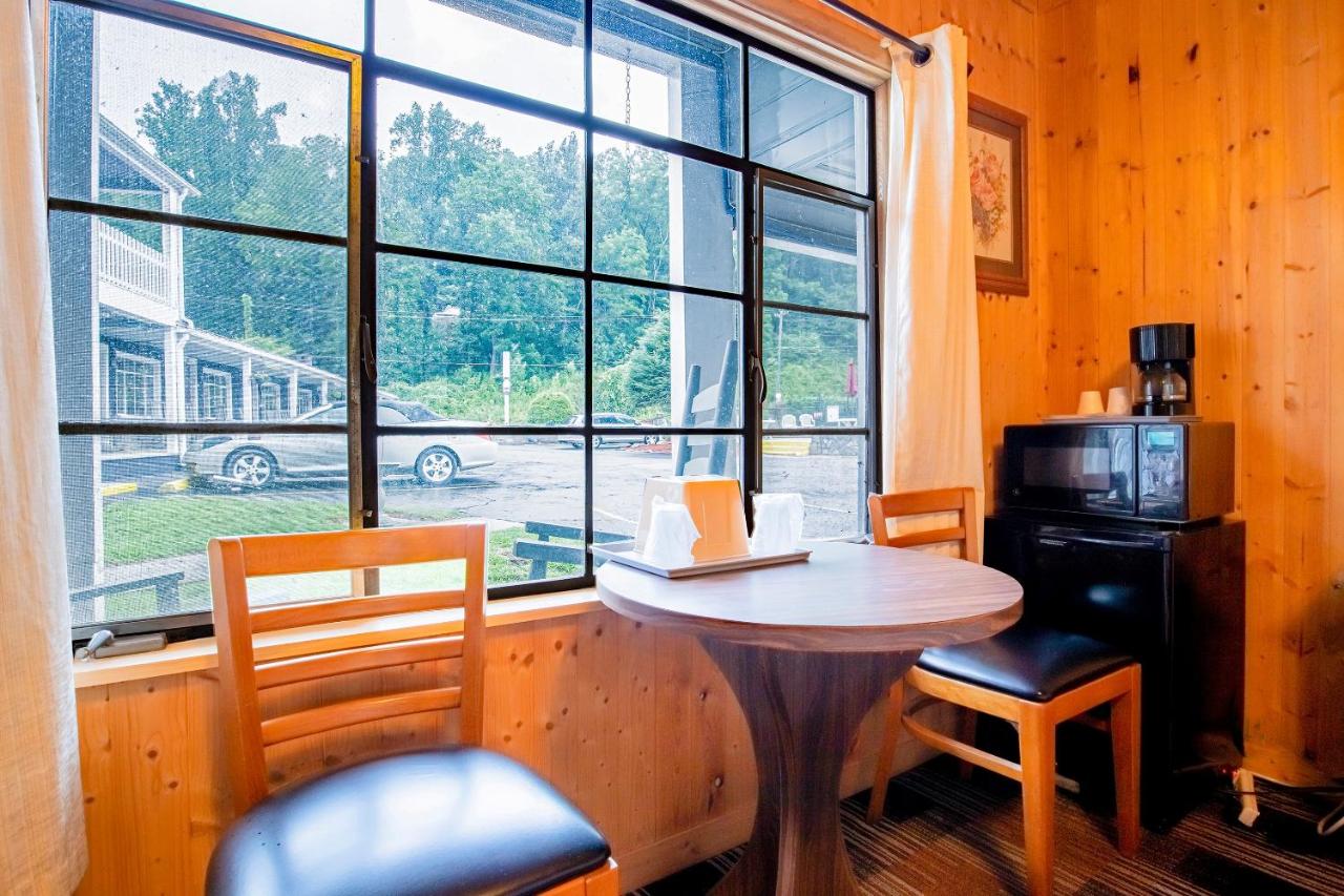 Queen Room - RiverFront at Lloyd's On The River Country Inn By OYO