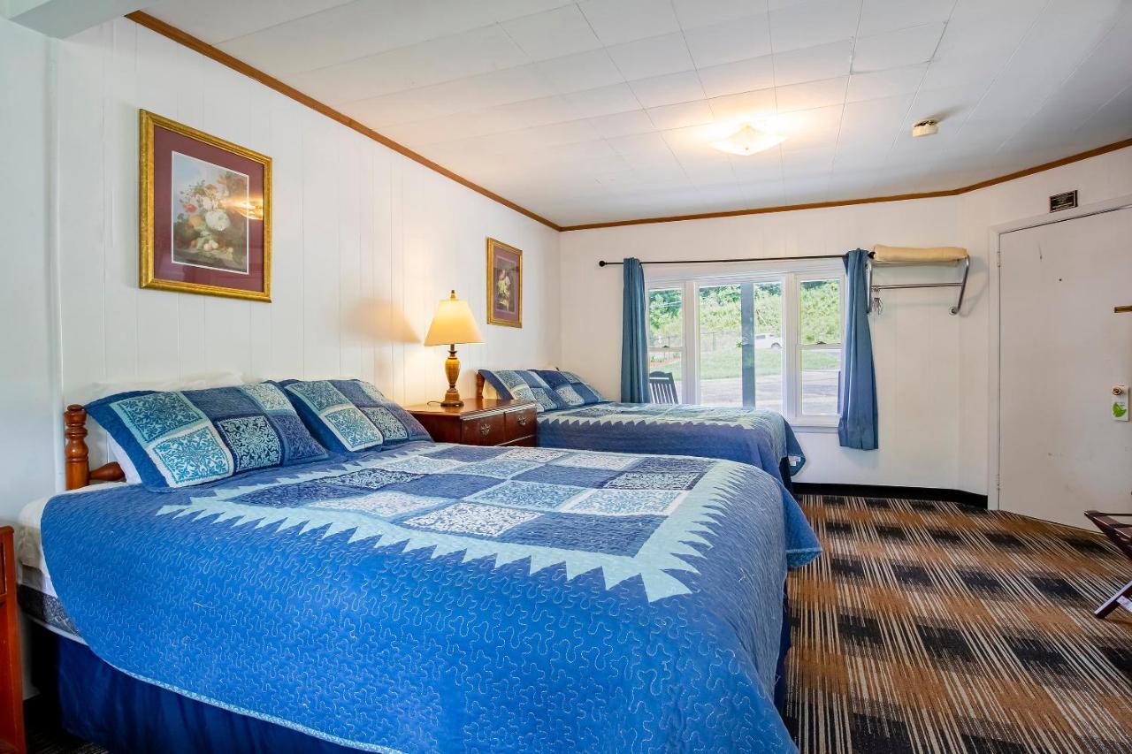 2 Queen Bed with Lake view at Lloyd's On The River Country Inn By OYO