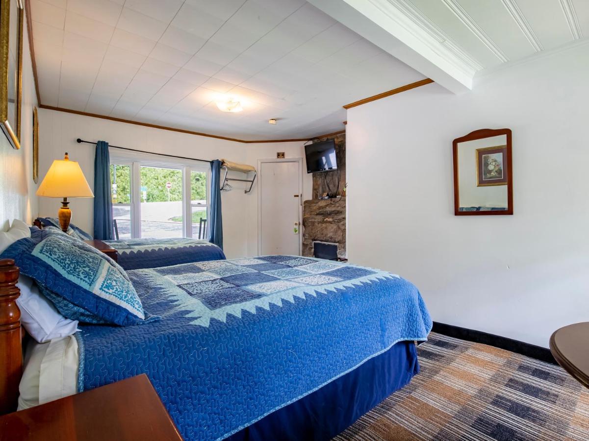2 Queen Bed with Lake view at Lloyd's On The River Country Inn By OYO