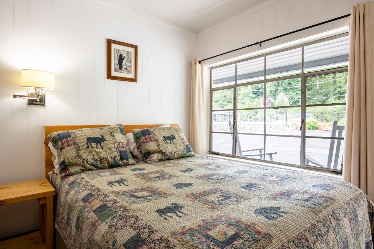 Queen bed with Twin at Lloyd's On The River Country Inn By OYO