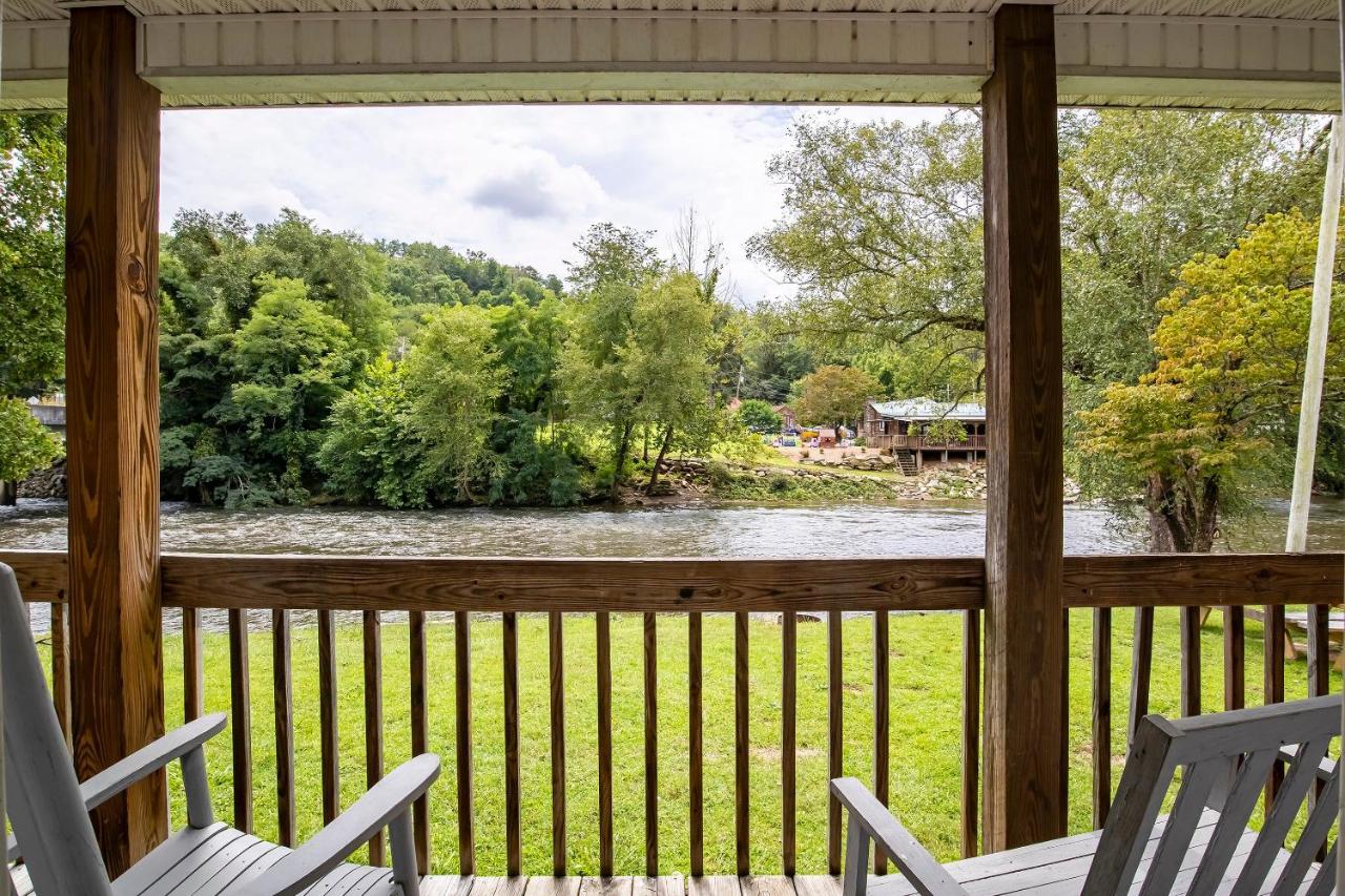 2 Queen Bed with Lake view at Lloyd's On The River Country Inn By OYO