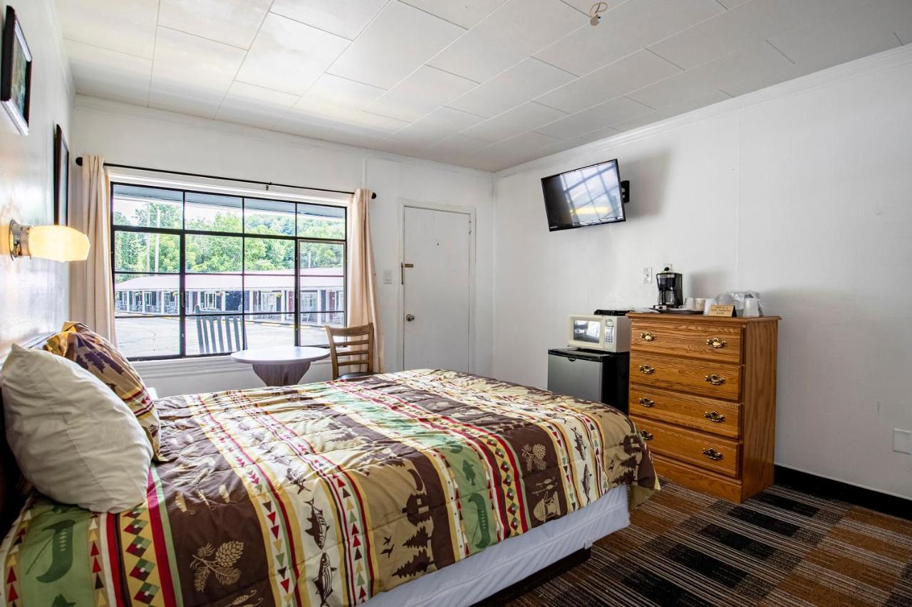 Queen Room at Lloyd's On The River Country Inn By OYO