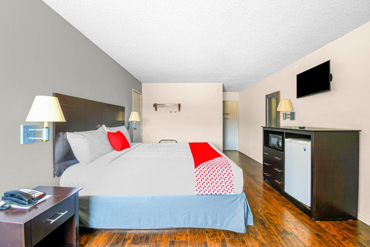 King Room at Americas Best Value Inn Irving DFW Airport South