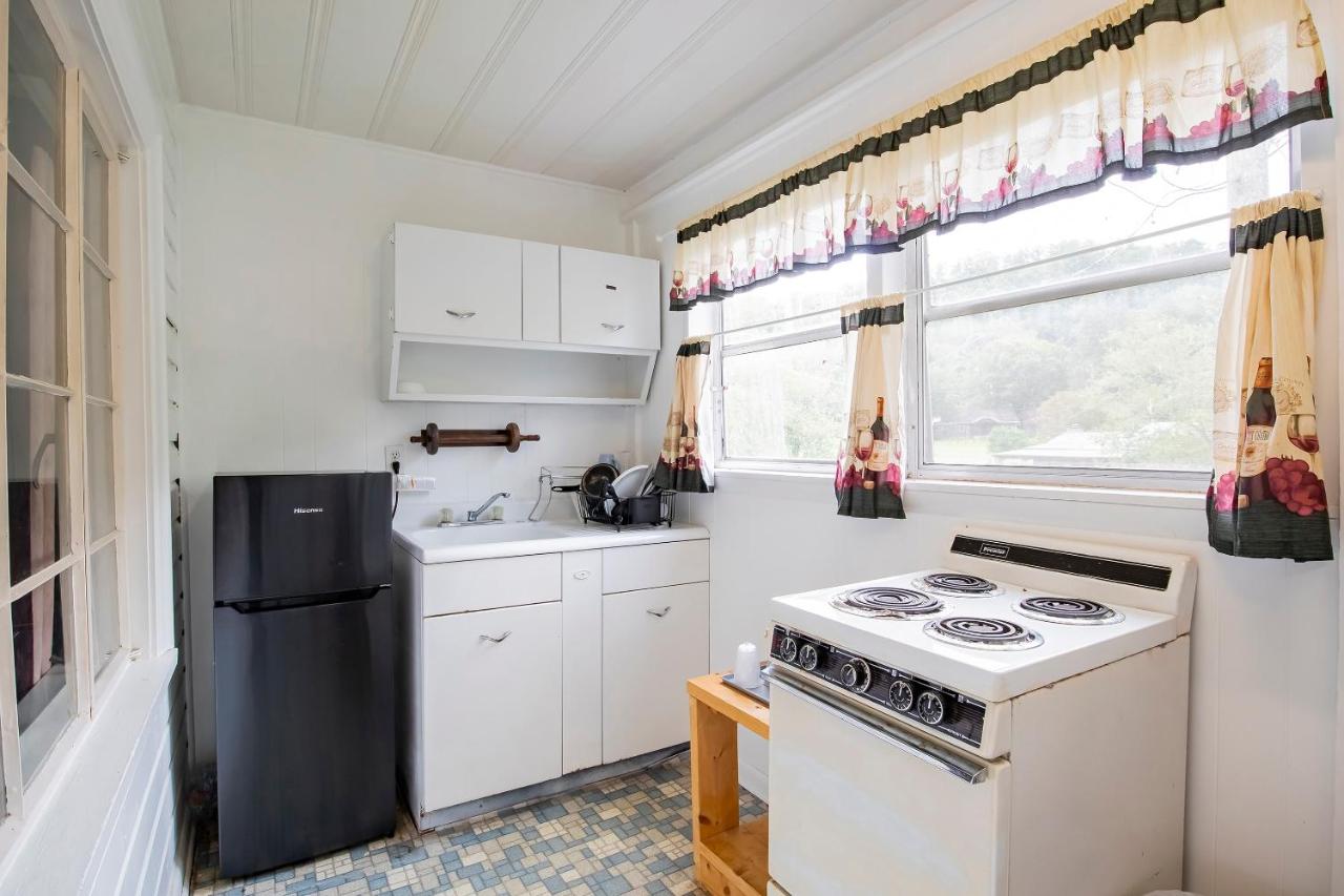 1 Queen and 1 Twin Room with Kitchenette at Lloyd's On The River Country Inn By OYO