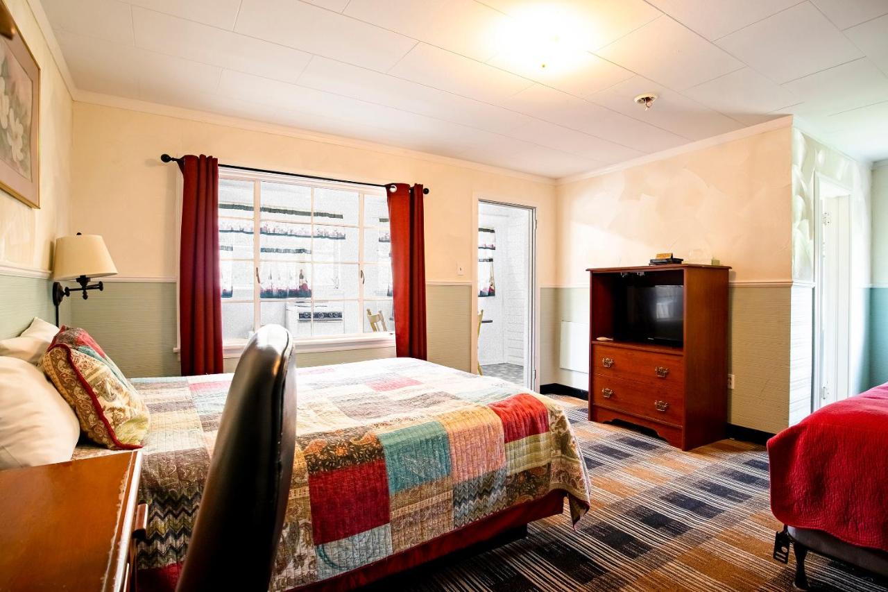 1 Queen and 1 Twin Room with Kitchenette at Lloyd's On The River Country Inn By OYO