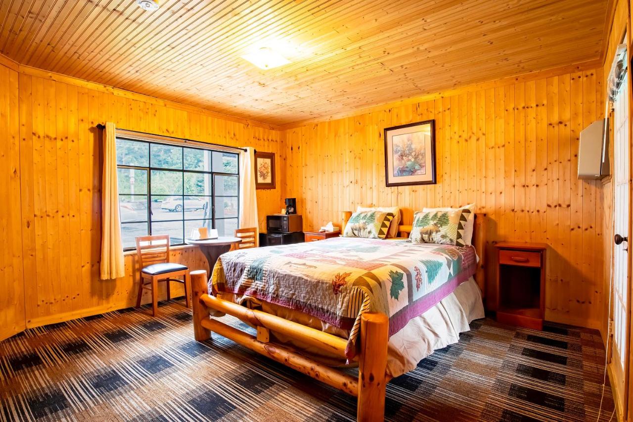 Queen Room - RiverFront at Lloyd's On The River Country Inn By OYO