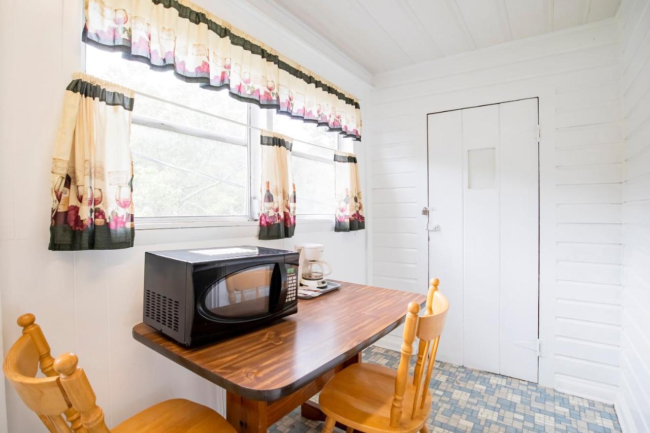 1 Queen and 1 Twin Room with Kitchenette at Lloyd's On The River Country Inn By OYO