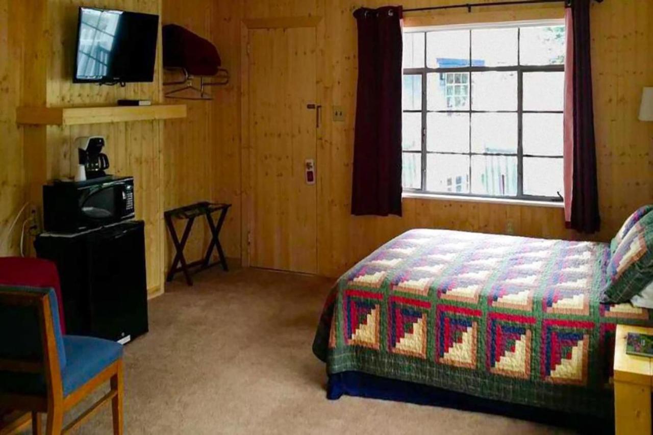 King Bed with River View at Lloyd's On The River Country Inn By OYO