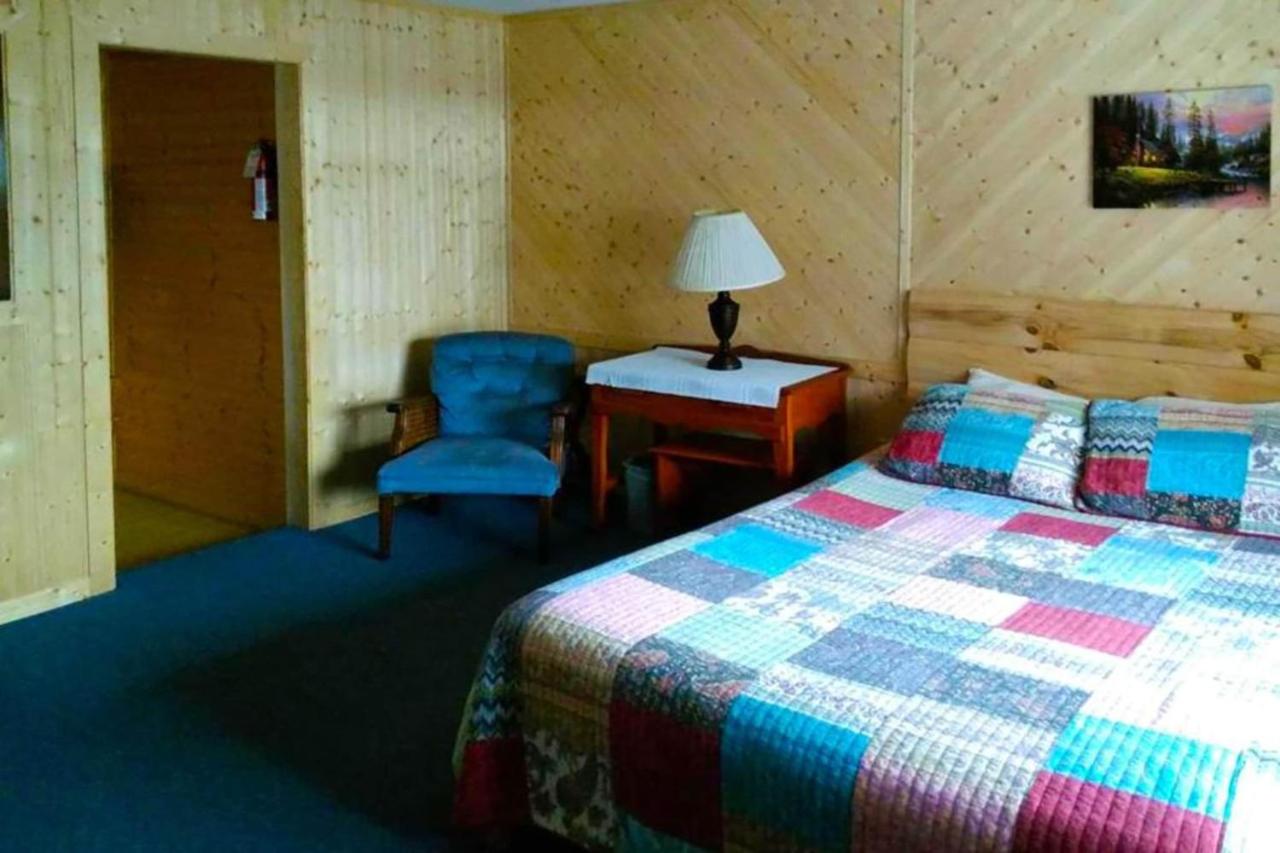 King Bed with River View at Lloyd's On The River Country Inn By OYO