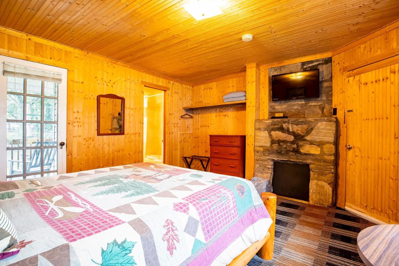 Queen Room - RiverFront at Lloyd's On The River Country Inn By OYO
