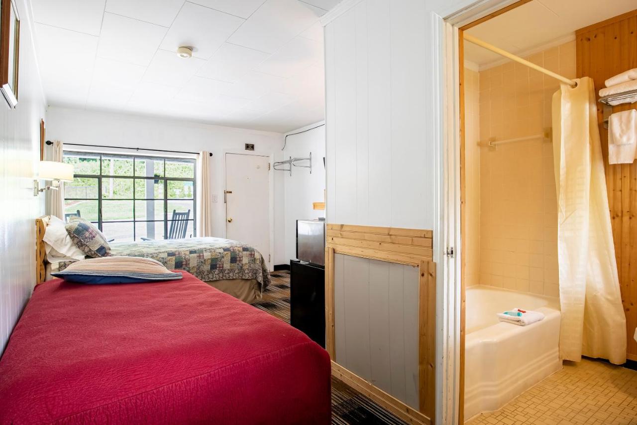 Queen bed with Twin at Lloyd's On The River Country Inn By OYO