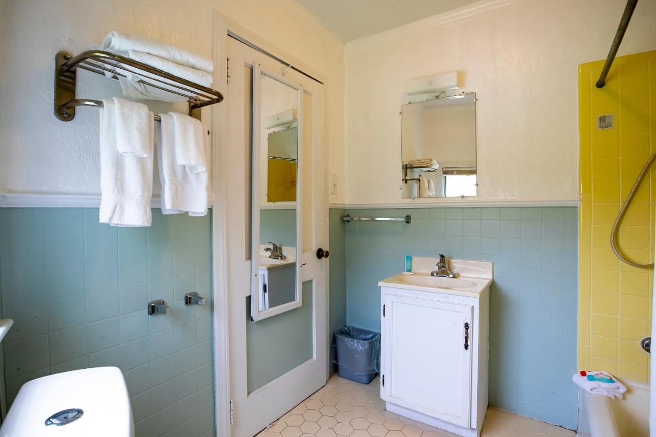 1 Queen and 1 Twin Room with Kitchenette at Lloyd's On The River Country Inn By OYO