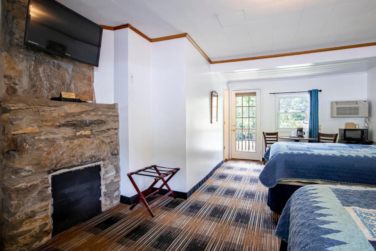 2 Queen Bed with Lake view at Lloyd's On The River Country Inn By OYO