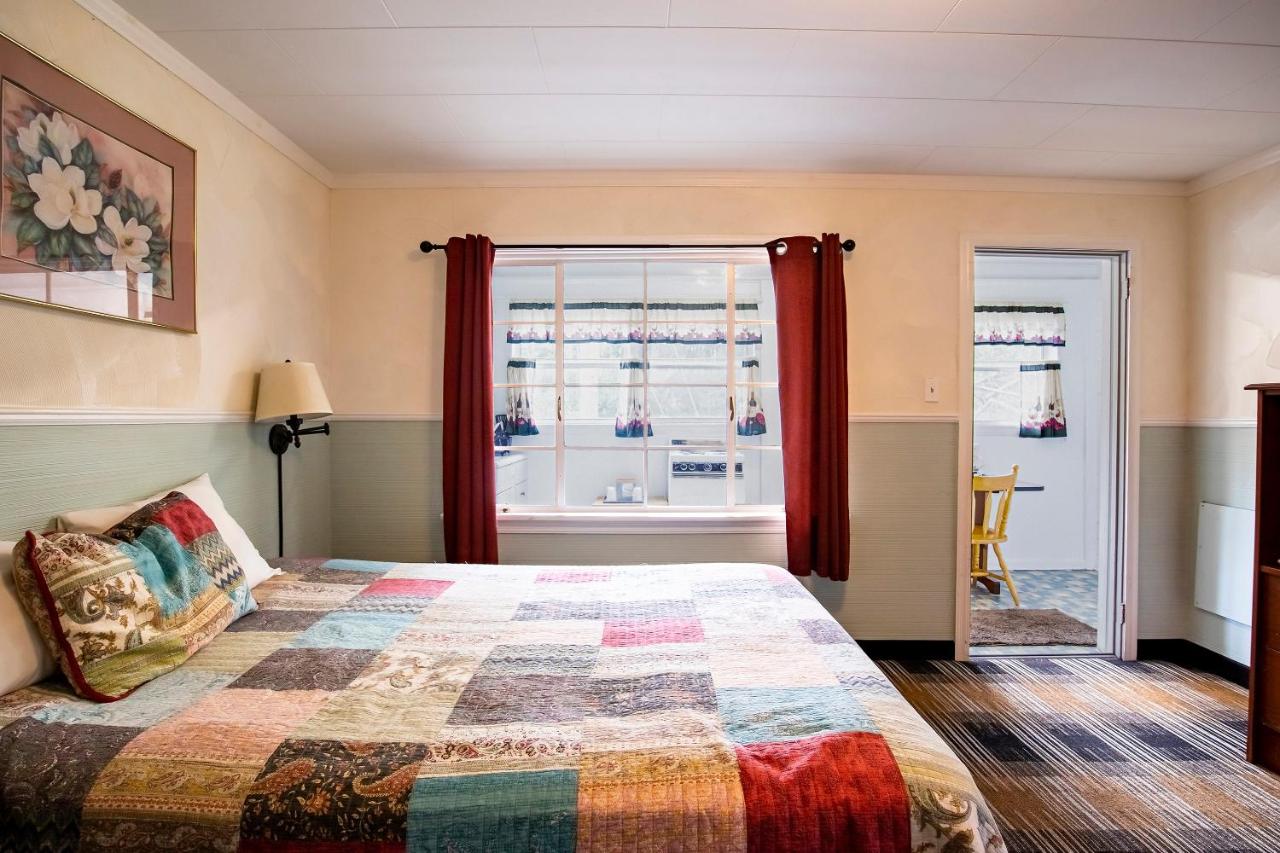 1 Queen and 1 Twin Room with Kitchenette at Lloyd's On The River Country Inn By OYO
