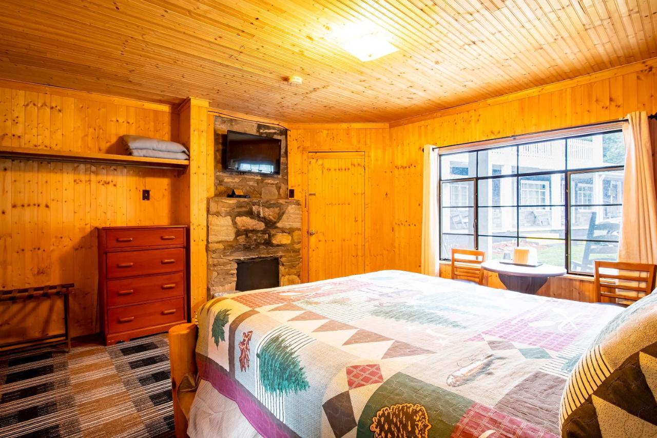 Queen Room - RiverFront at Lloyd's On The River Country Inn By OYO