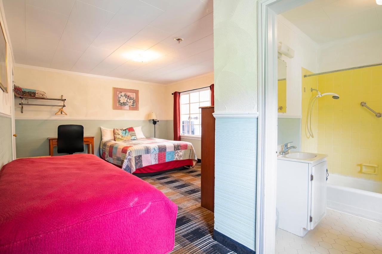 1 Queen and 1 Twin Room with Kitchenette at Lloyd's On The River Country Inn By OYO
