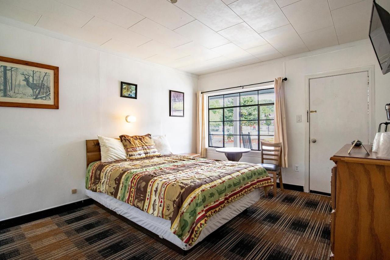 Queen Room at Lloyd's On The River Country Inn By OYO
