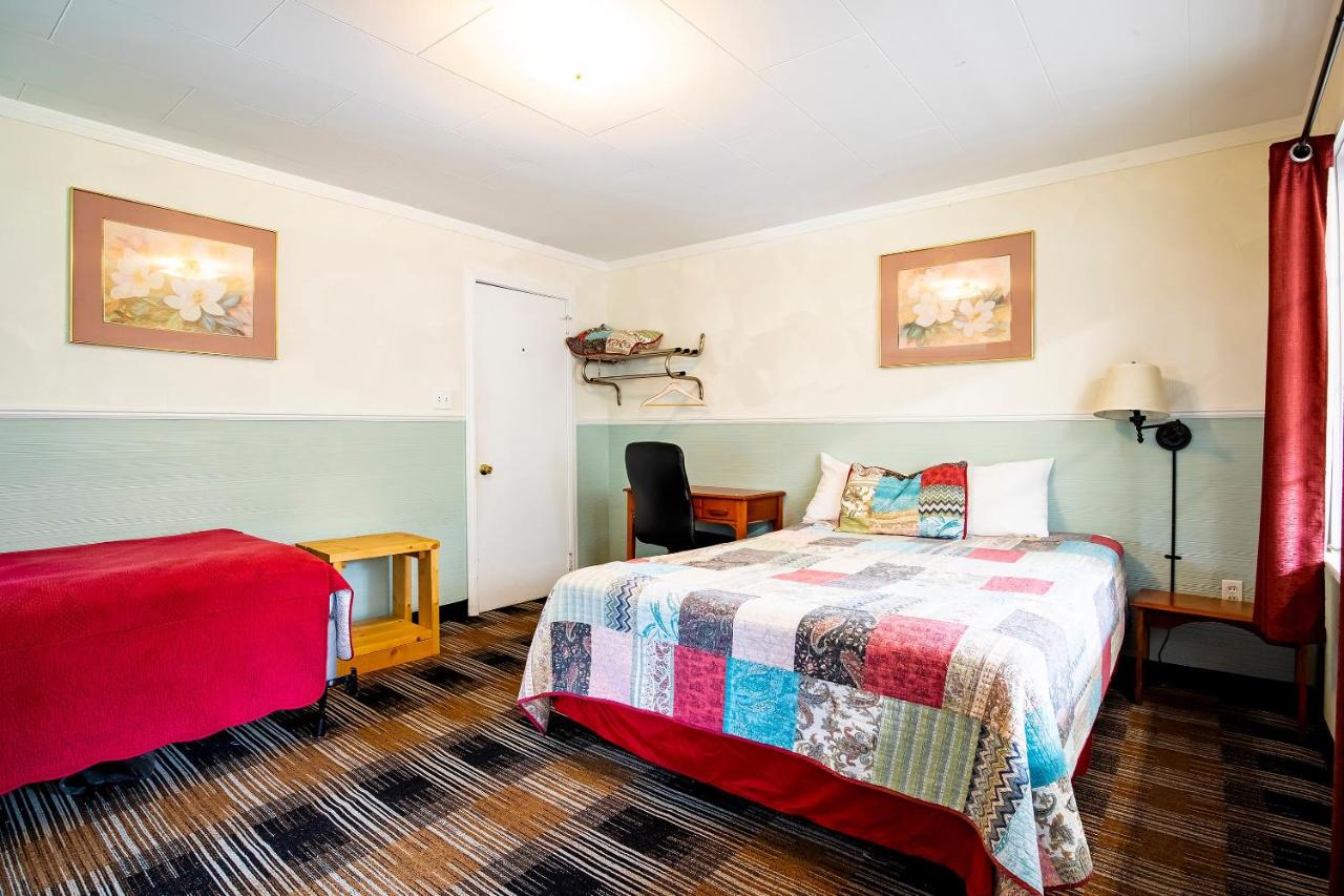 1 Queen and 1 Twin Room with Kitchenette at Lloyd's On The River Country Inn By OYO
