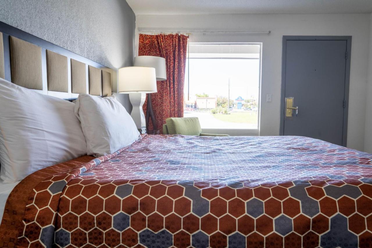 King Room at OYO Hotel Ocala, Fl I-75