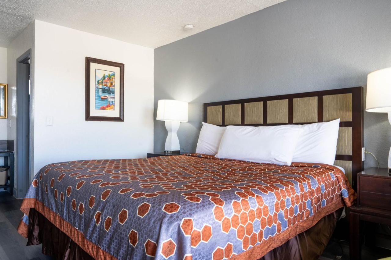 King Room at OYO Hotel Ocala, Fl I-75
