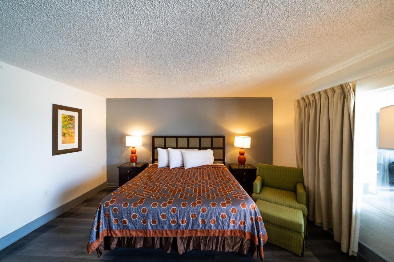King Bed Smoking at OYO Hotel Ocala, Fl I-75
