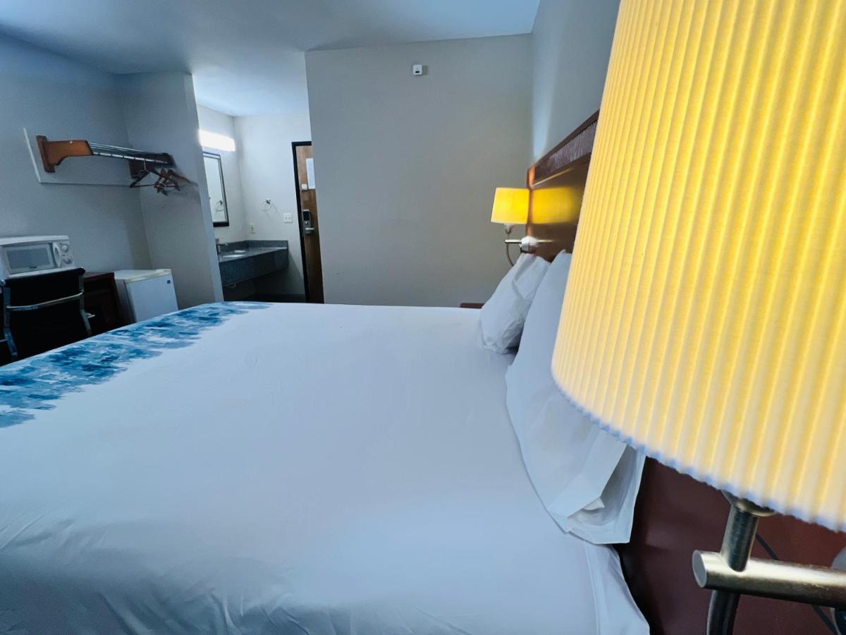 | Rosewood Inn