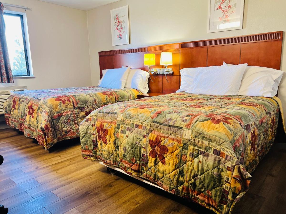 | Rosewood Inn