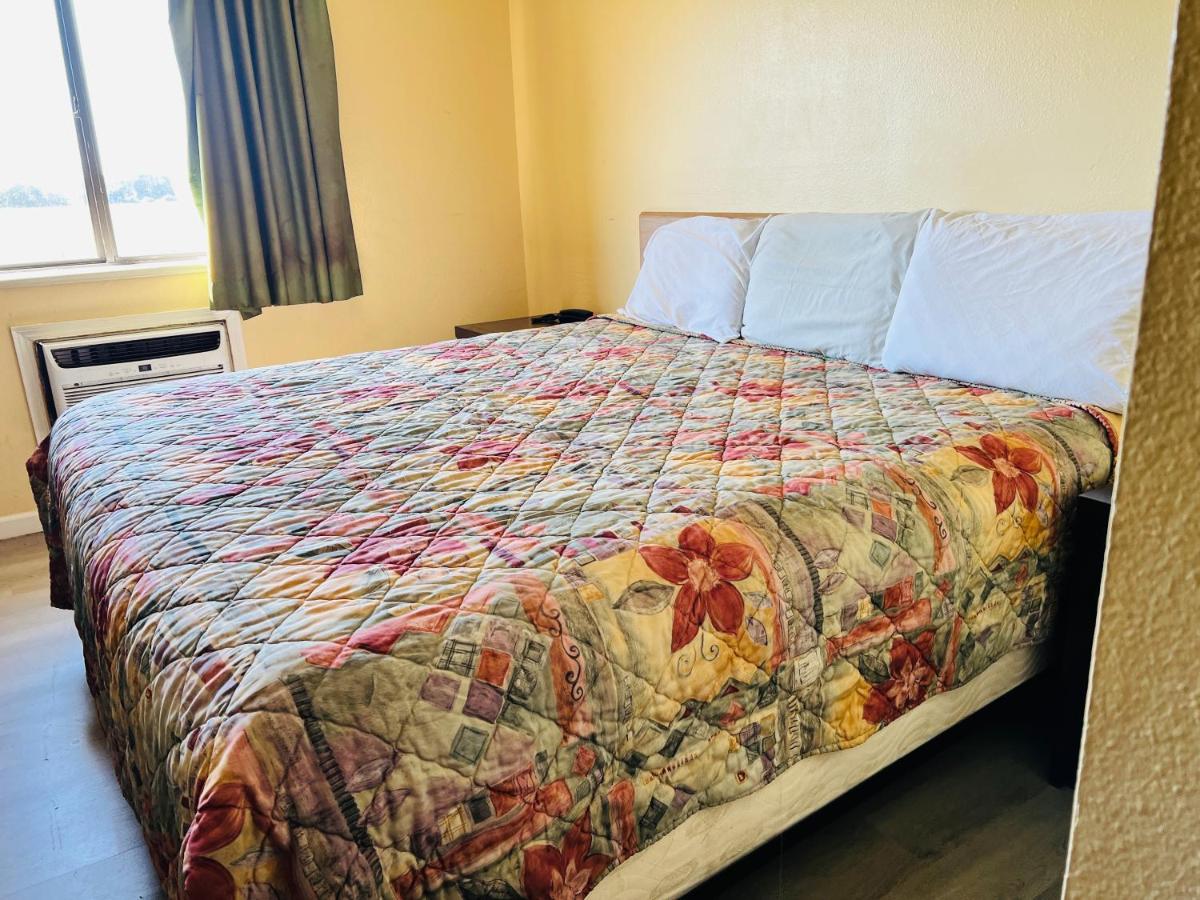 | Rosewood Inn