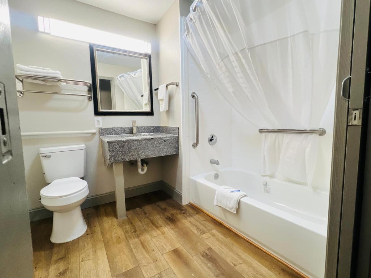 | Rosewood Inn