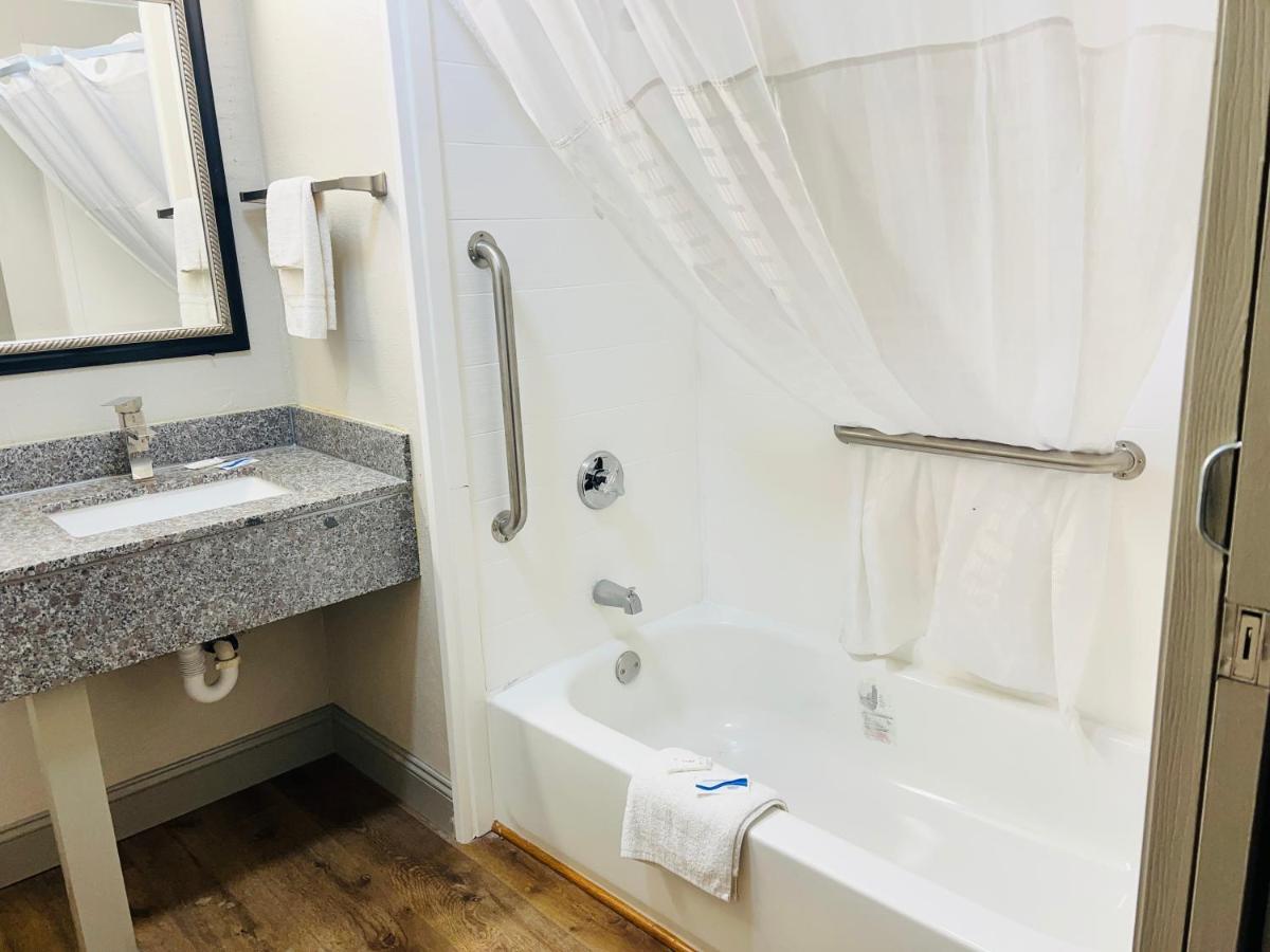 | Rosewood Inn