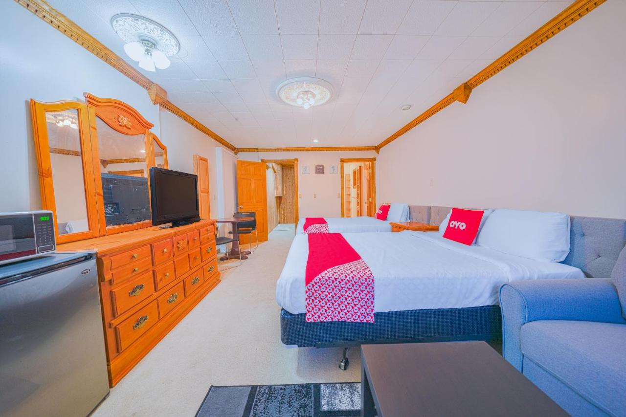 Queen Room with Two Queen Beds at Oyo Hotel Portland Or Near Airport