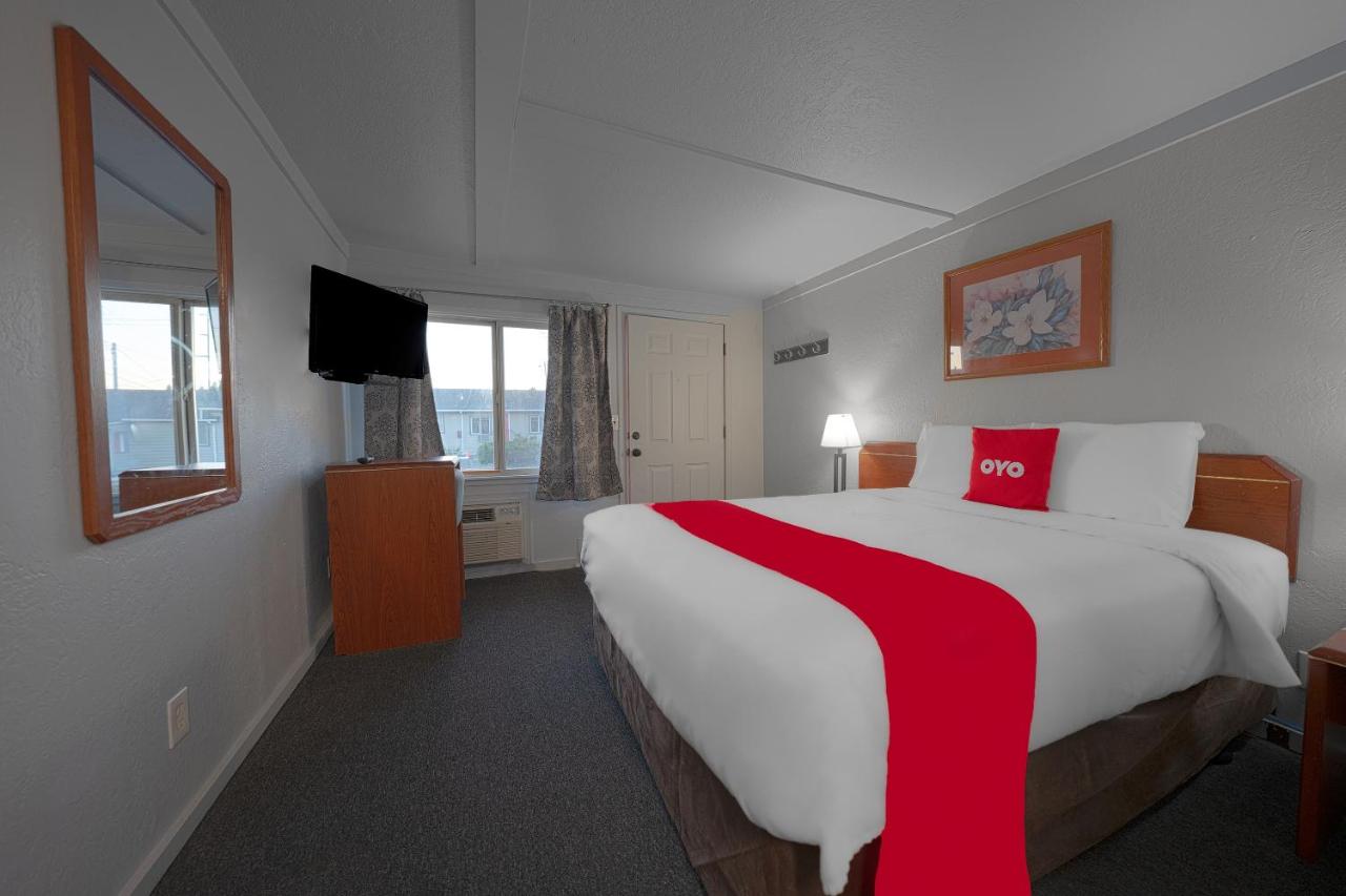 Queen Room at Oyo Hotel Portland Or Near Airport