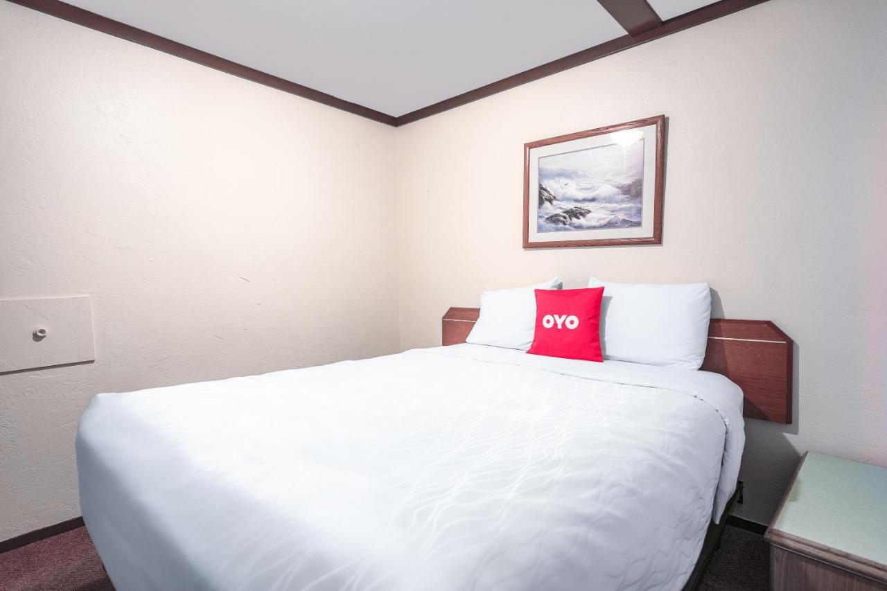 Two-Bedroom Suite at Oyo Hotel Portland Or Near Airport