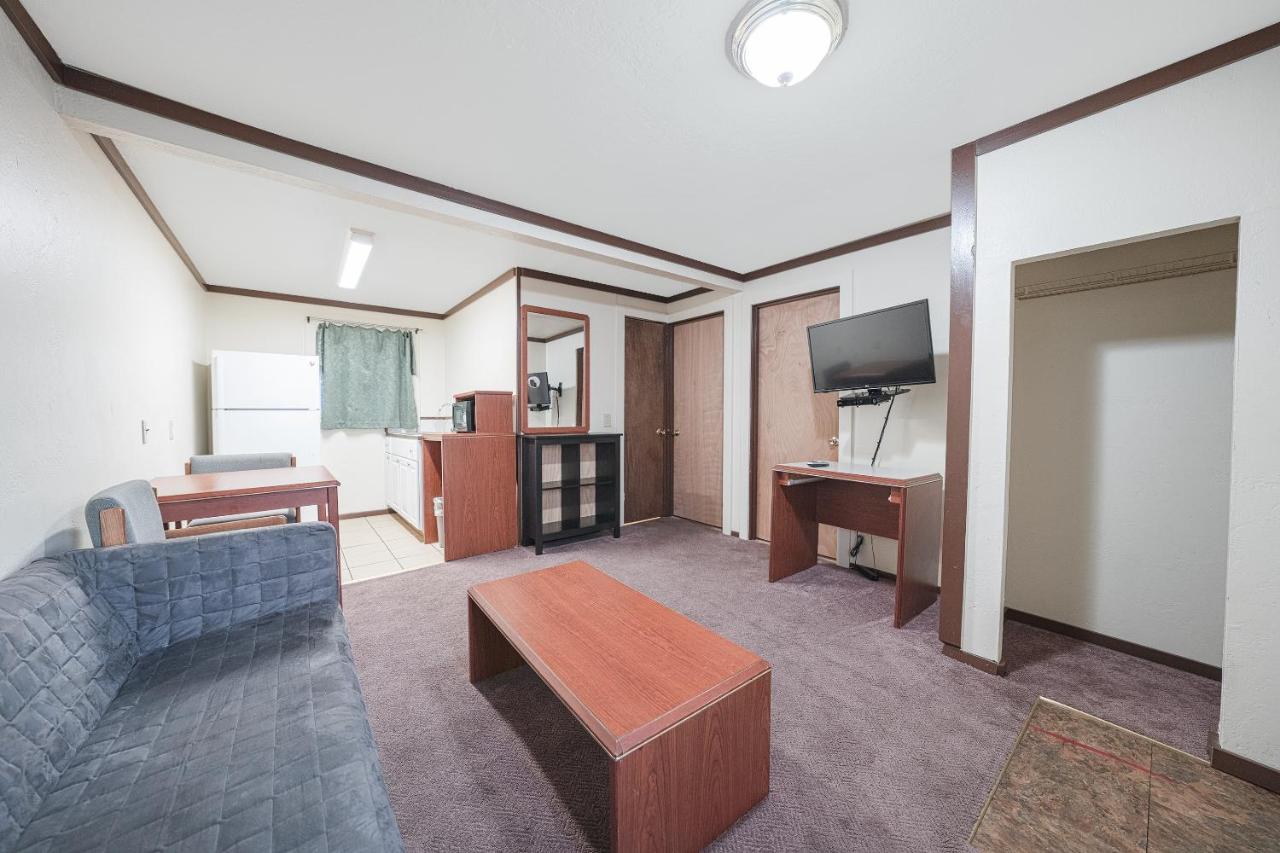 Two-Bedroom Suite at Oyo Hotel Portland Or Near Airport